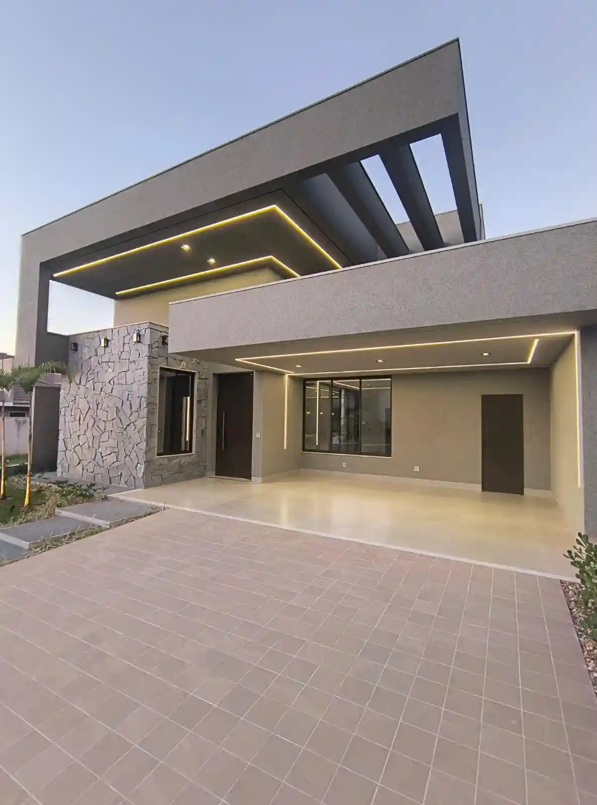 Casa de Condomínio com 3 quartos à venda, 243m² — foto 1 de 31