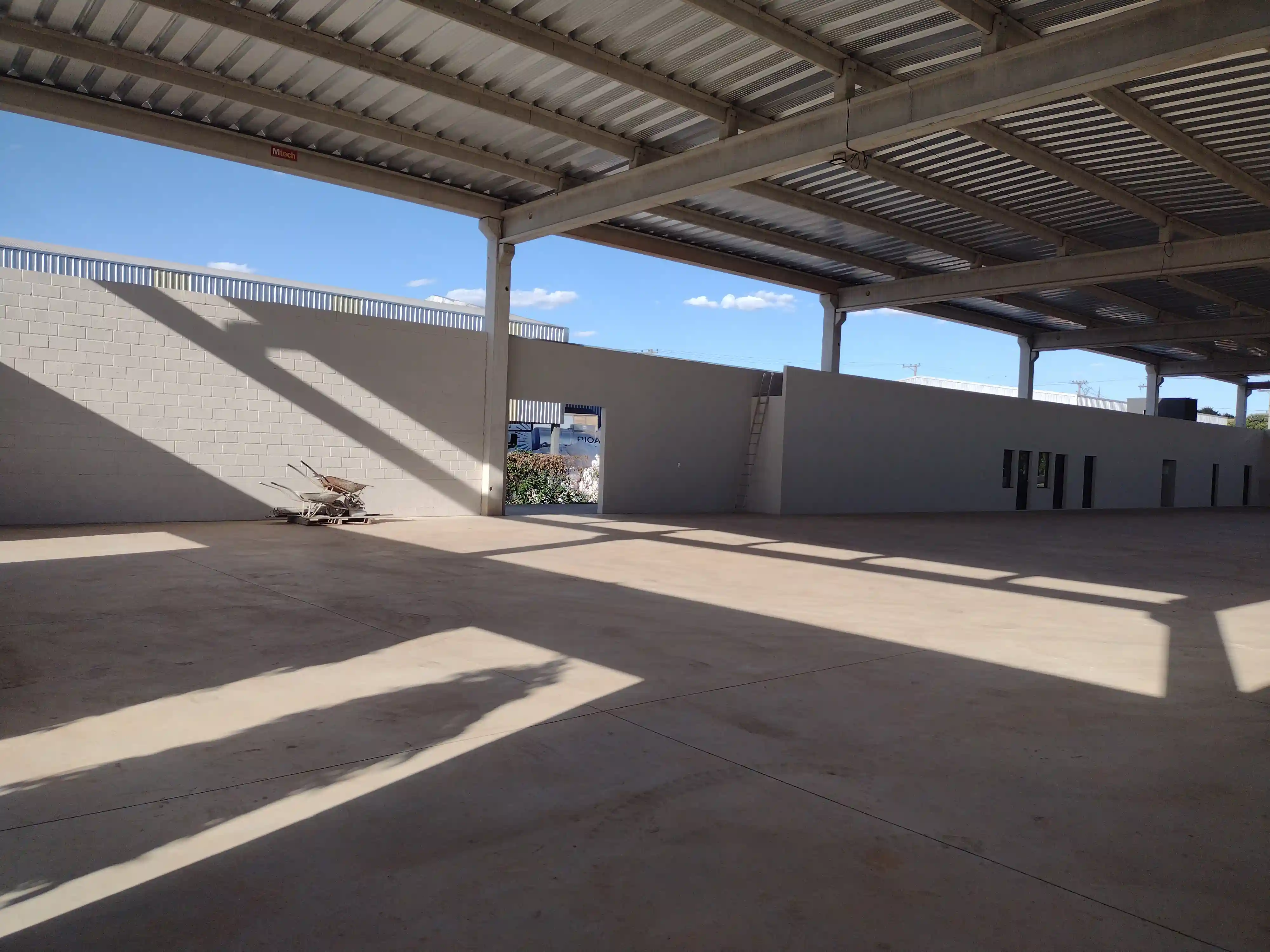 Galpão / Depósito / Armazém  à venda, 1400m² — foto 3 de 32