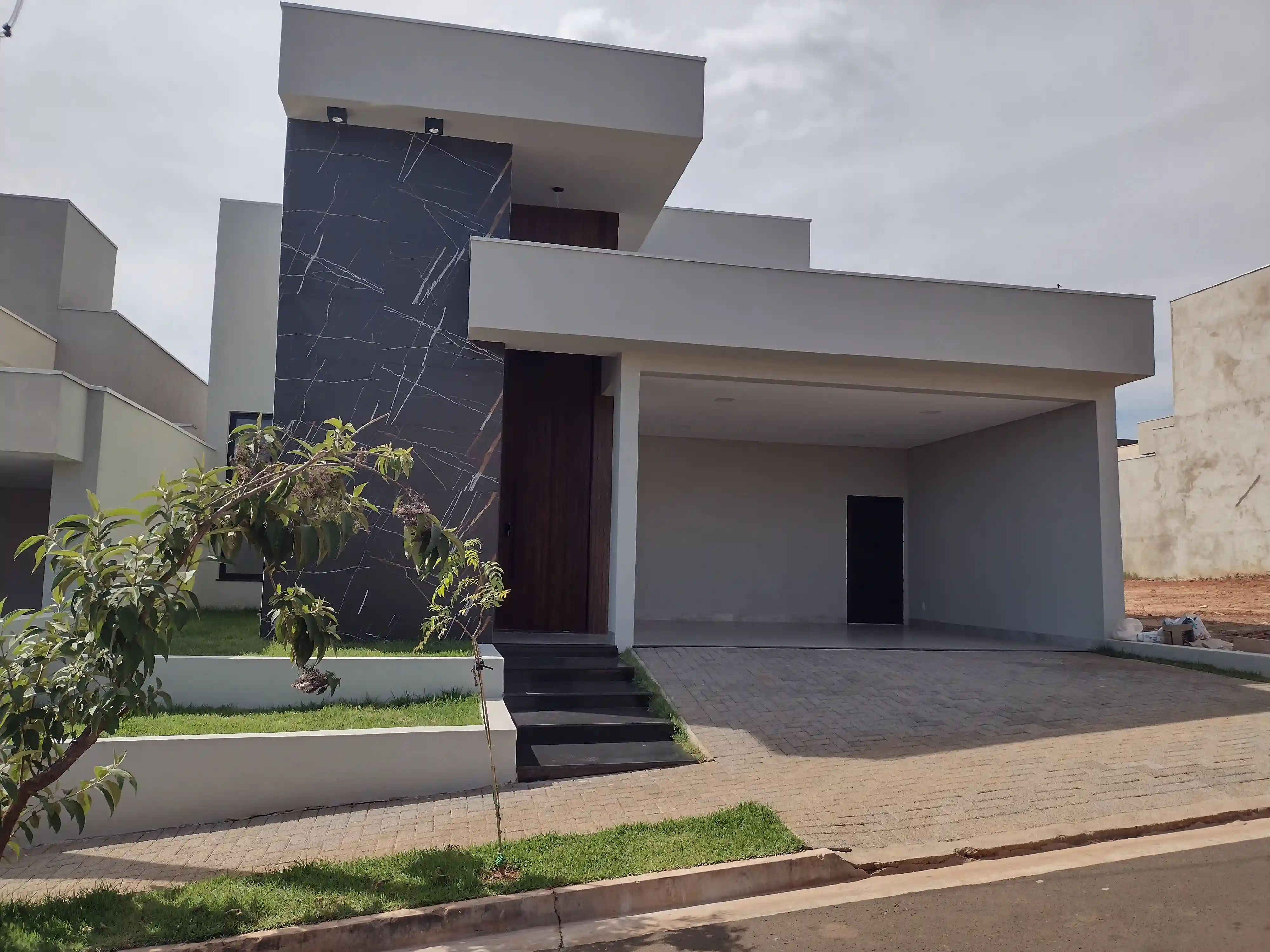 Casa de Condomínio com 3 quartos à venda, 253m² — foto 2 de 20