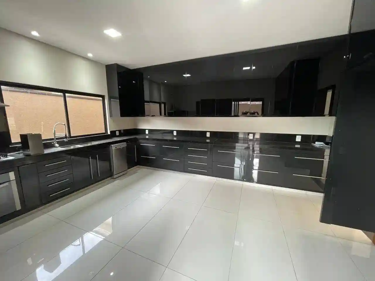 Casa de Condomínio com 4 quartos para aluguel, 350m² — foto 5 de 26