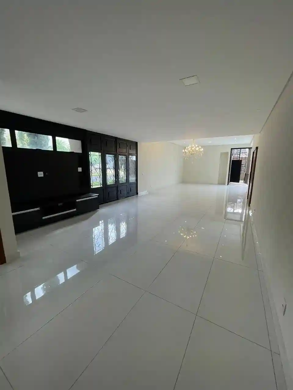 Casa de Condomínio com 4 quartos para aluguel, 350m² — foto 1 de 26
