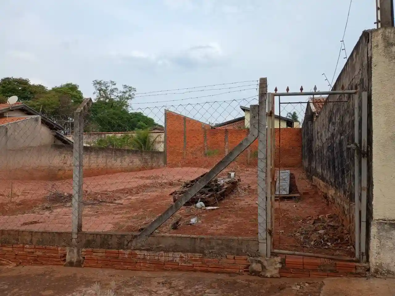 Terreno / Lote / Condomínio  à venda, 450m² — foto 1 de 6