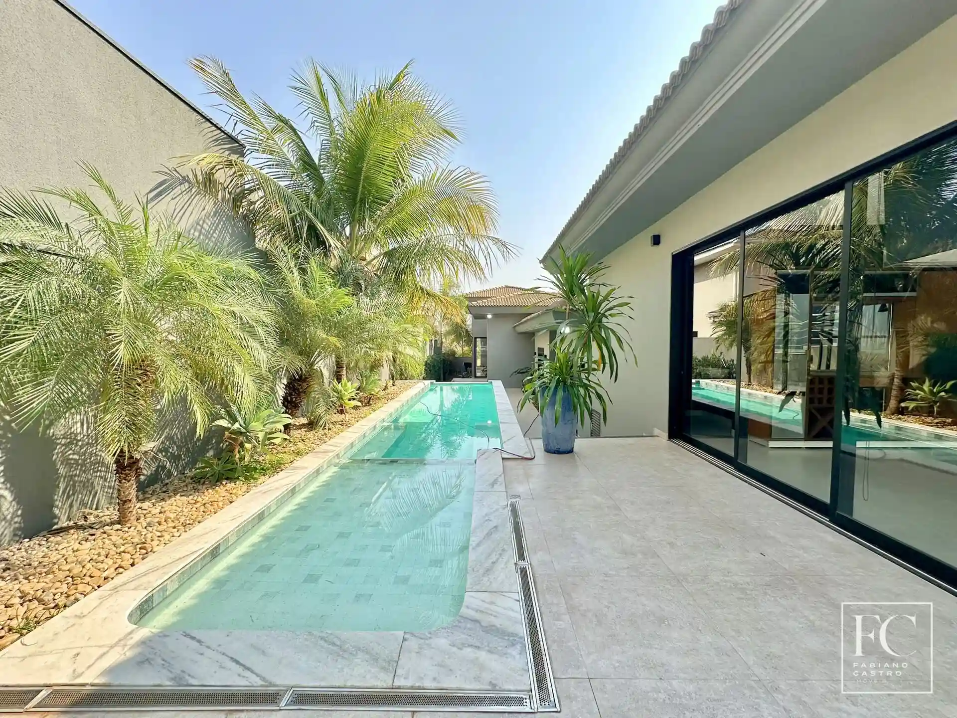 Casa de Condomínio com 4 quartos à venda, 404m² — foto 2 de 30