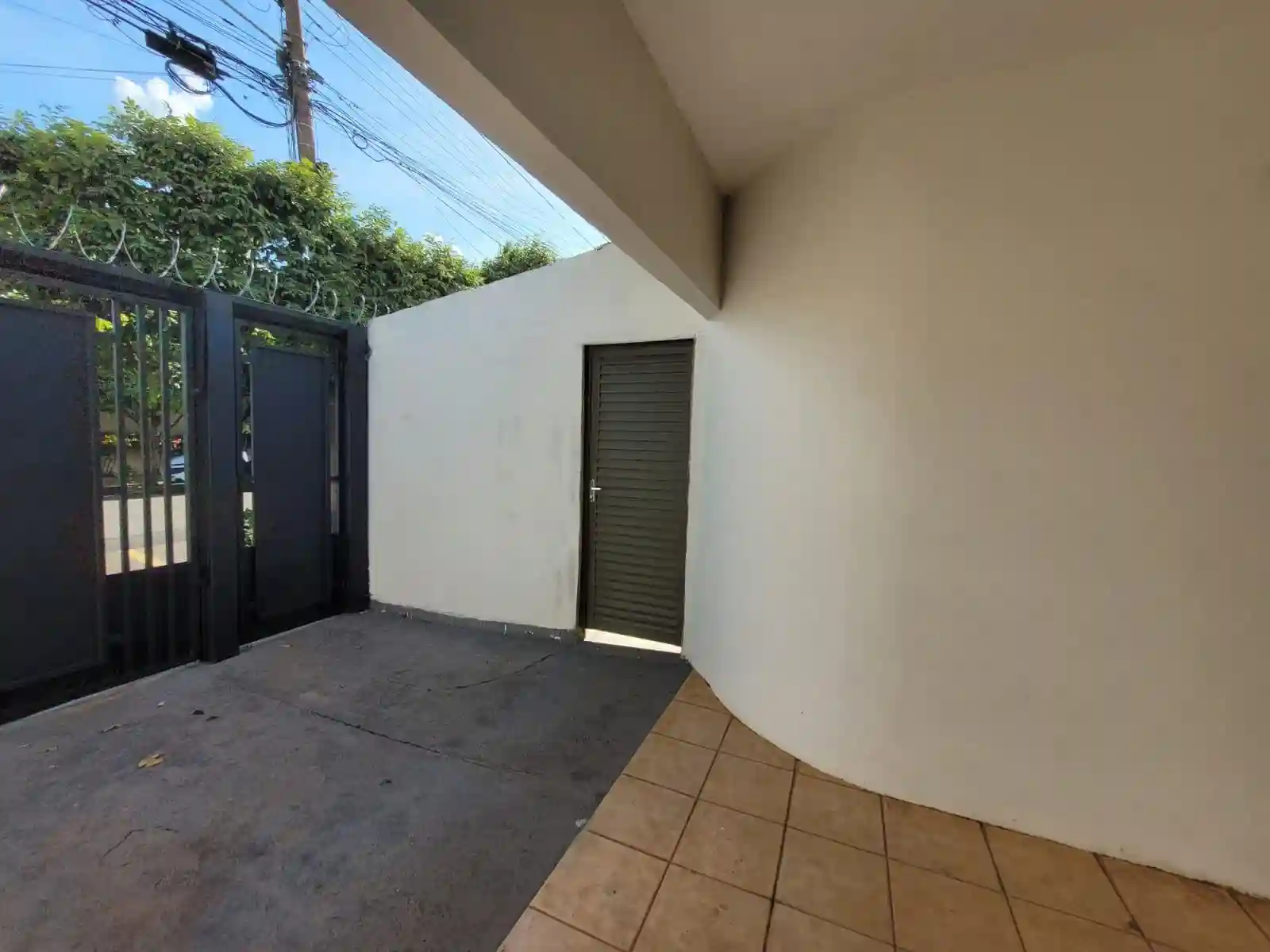 Casa com 3 quartos para aluguel, 240m² — foto 3 de 26