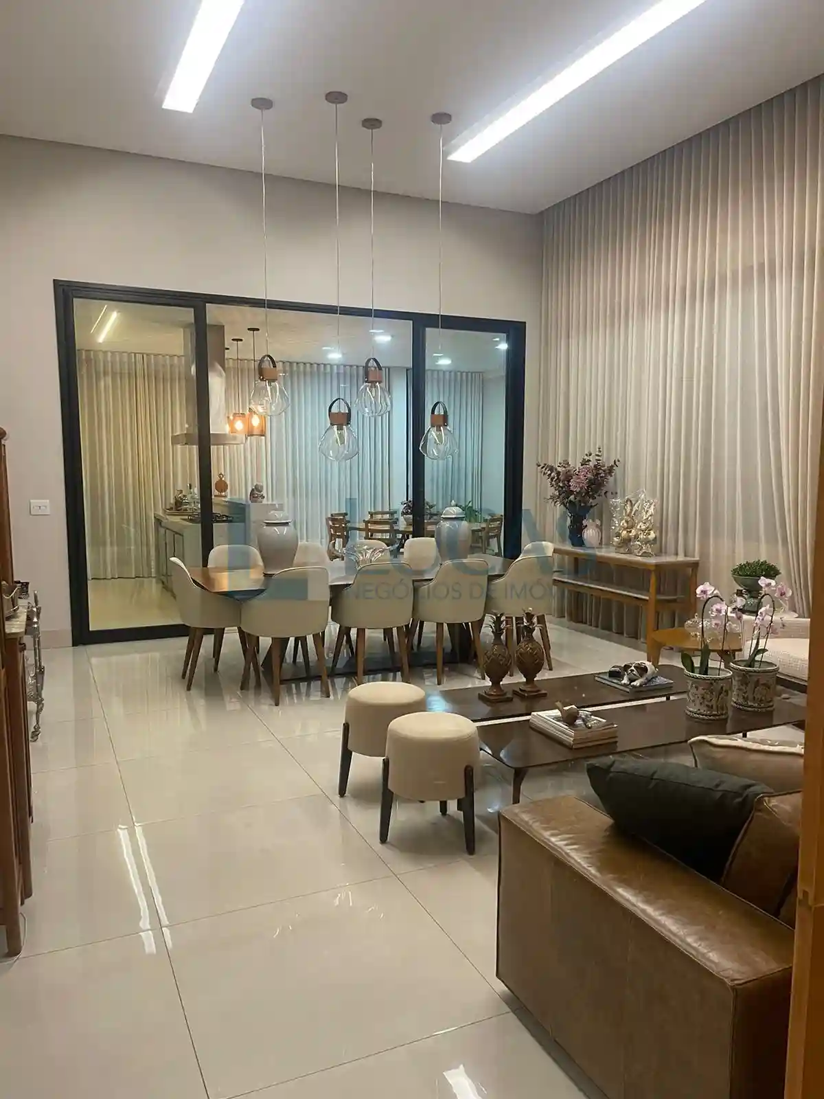 Casa de Condomínio com 3 quartos à venda, 220m² — foto 1 de 17