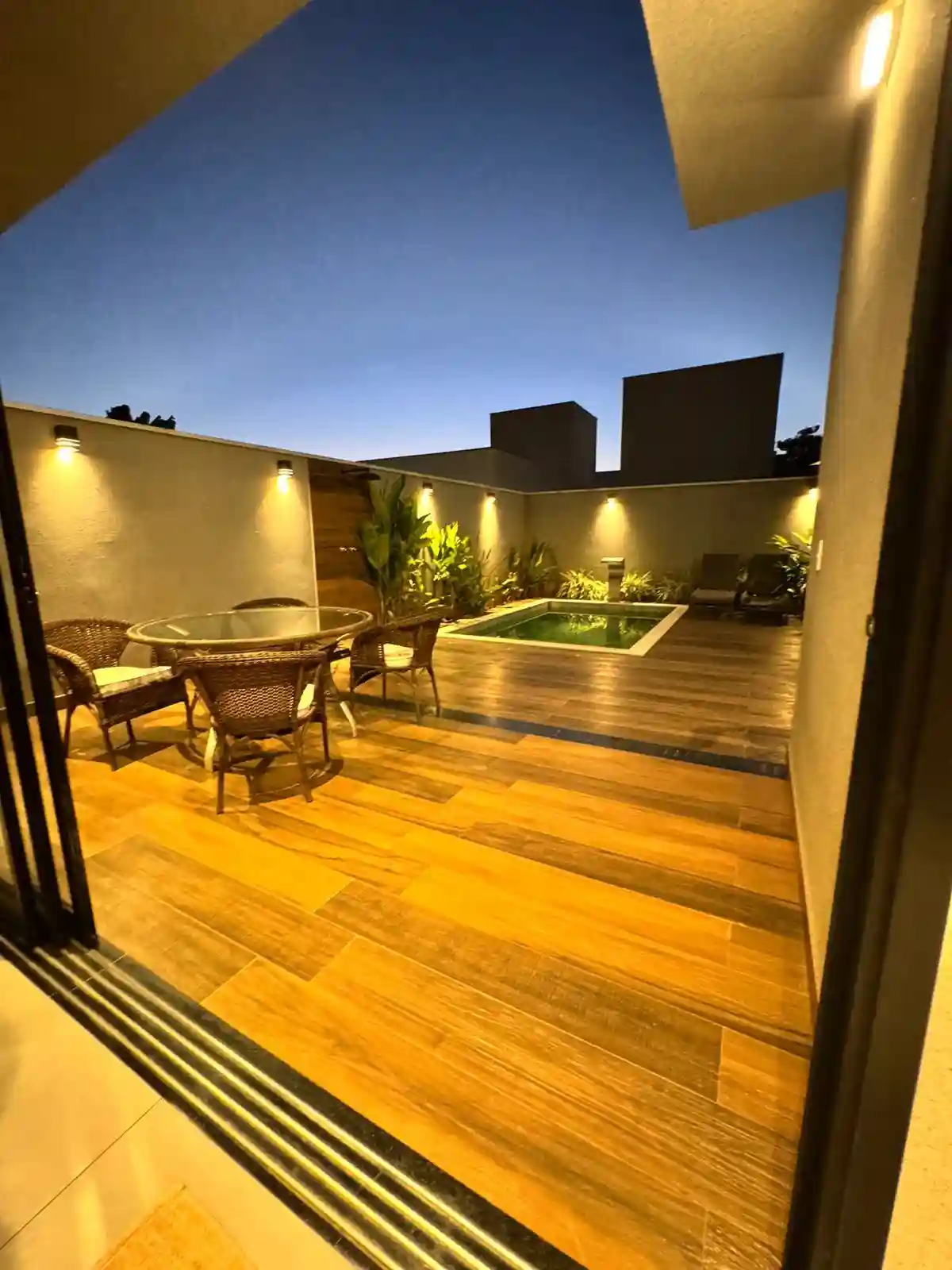 Casa de Condomínio com 3 quartos à venda, 230m² — foto 2 de 8