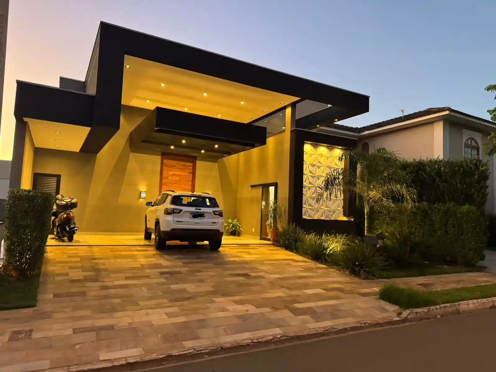 Casa de Condomínio com 3 quartos à venda, 230m² — foto 1 de 8