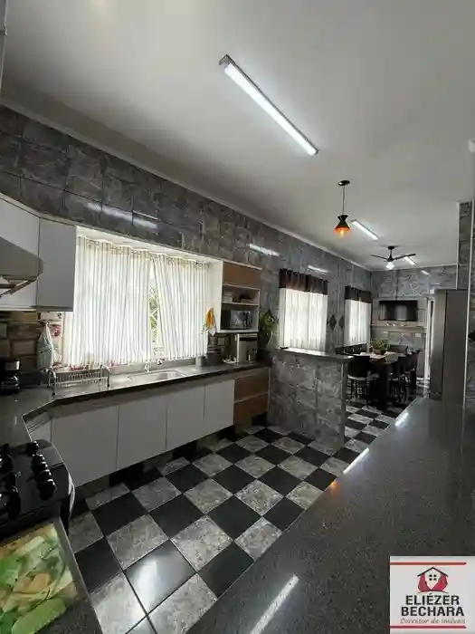 Casa com 3 quartos à venda, 234m² — foto 13 de 28