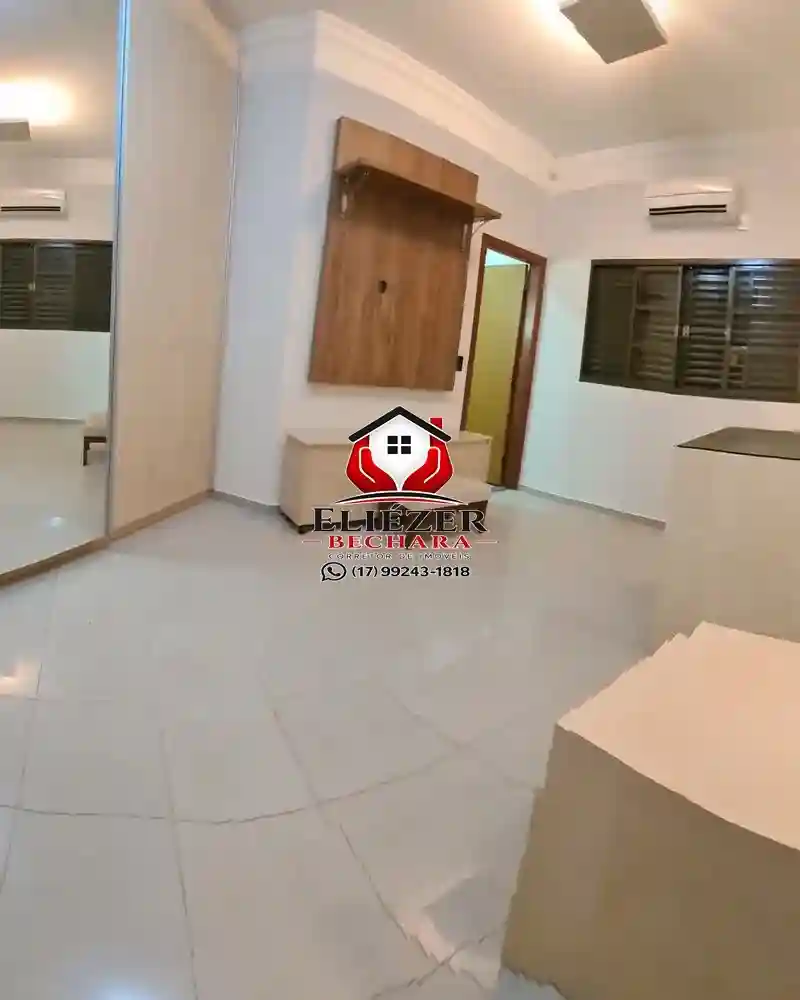 Casa com 3 quartos à venda, 250m² — foto 2 de 9