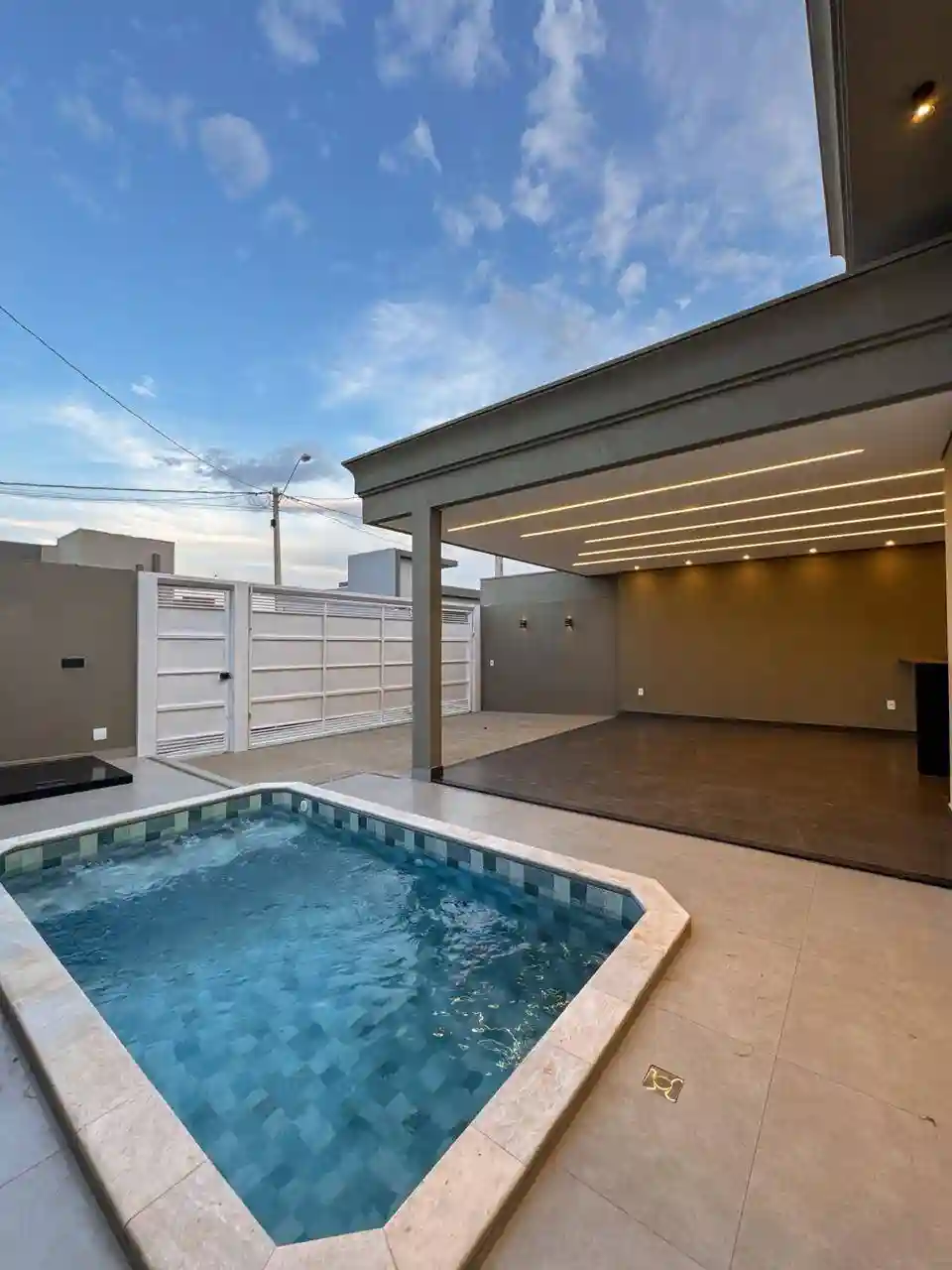 Casa com 3 quartos à venda, 210m² — foto 1 de 28