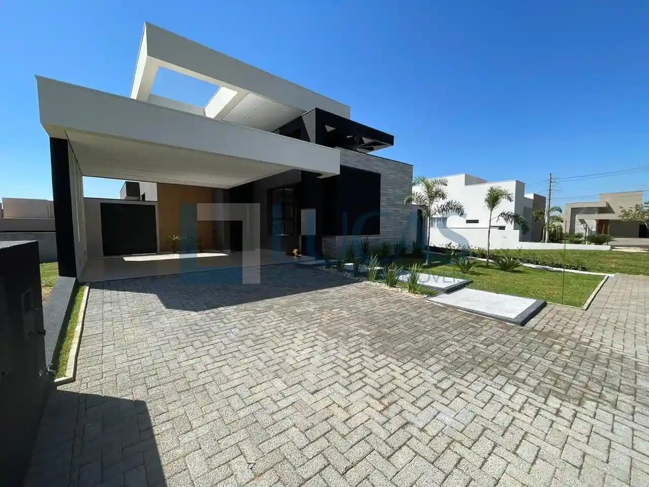 Casa de Condomínio com 3 quartos à venda, 228m² — foto 2 de 27