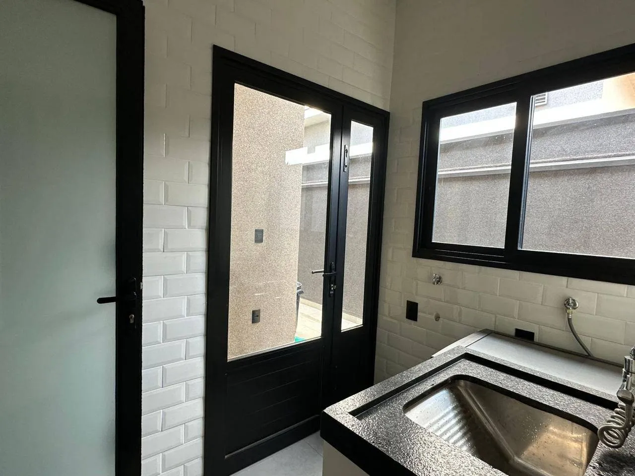 Casa de Condomínio com 3 quartos para aluguel, 300m² — foto 16 de 17