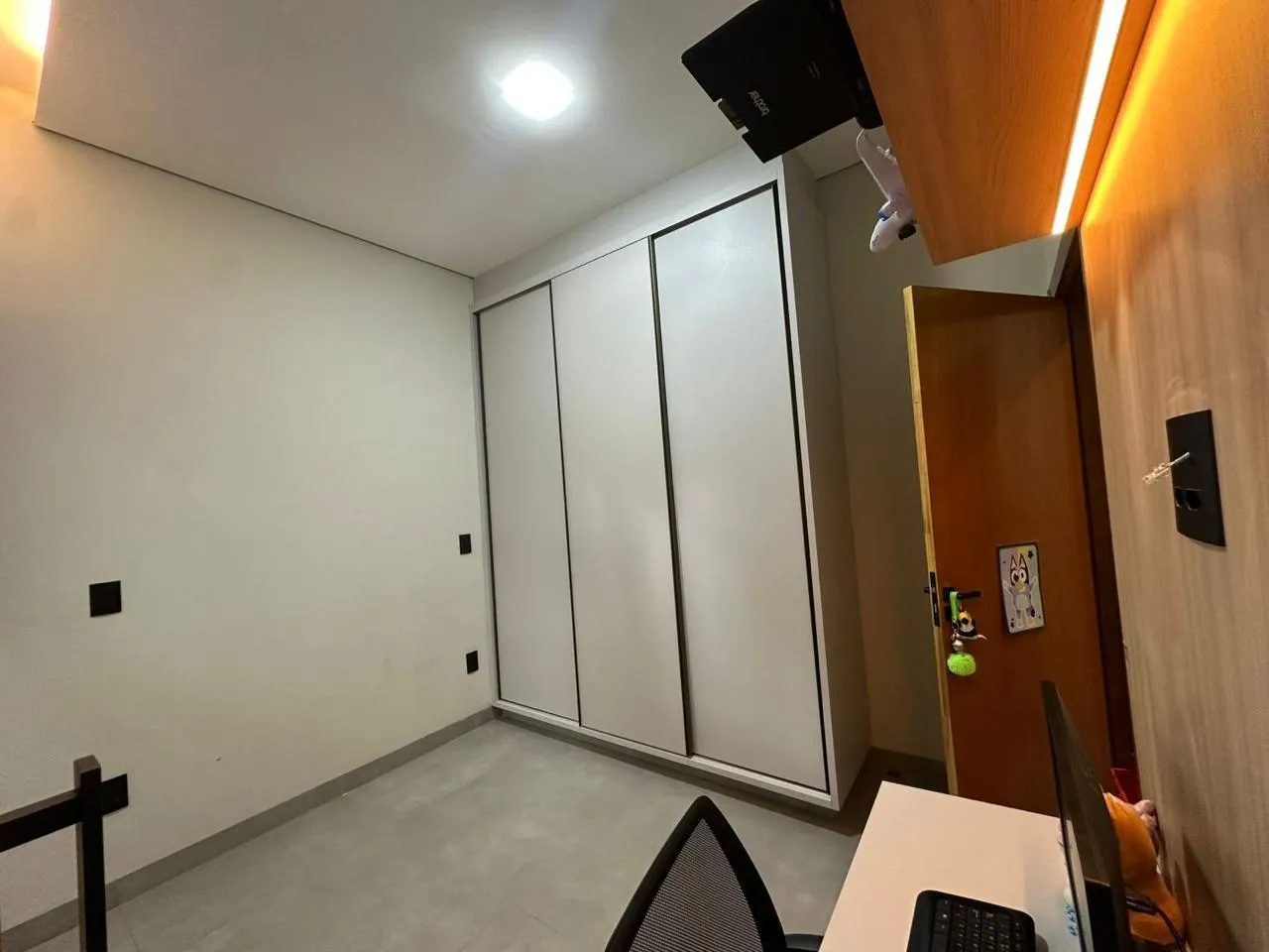 Casa de Condomínio com 3 quartos para aluguel, 300m² — foto 2 de 17