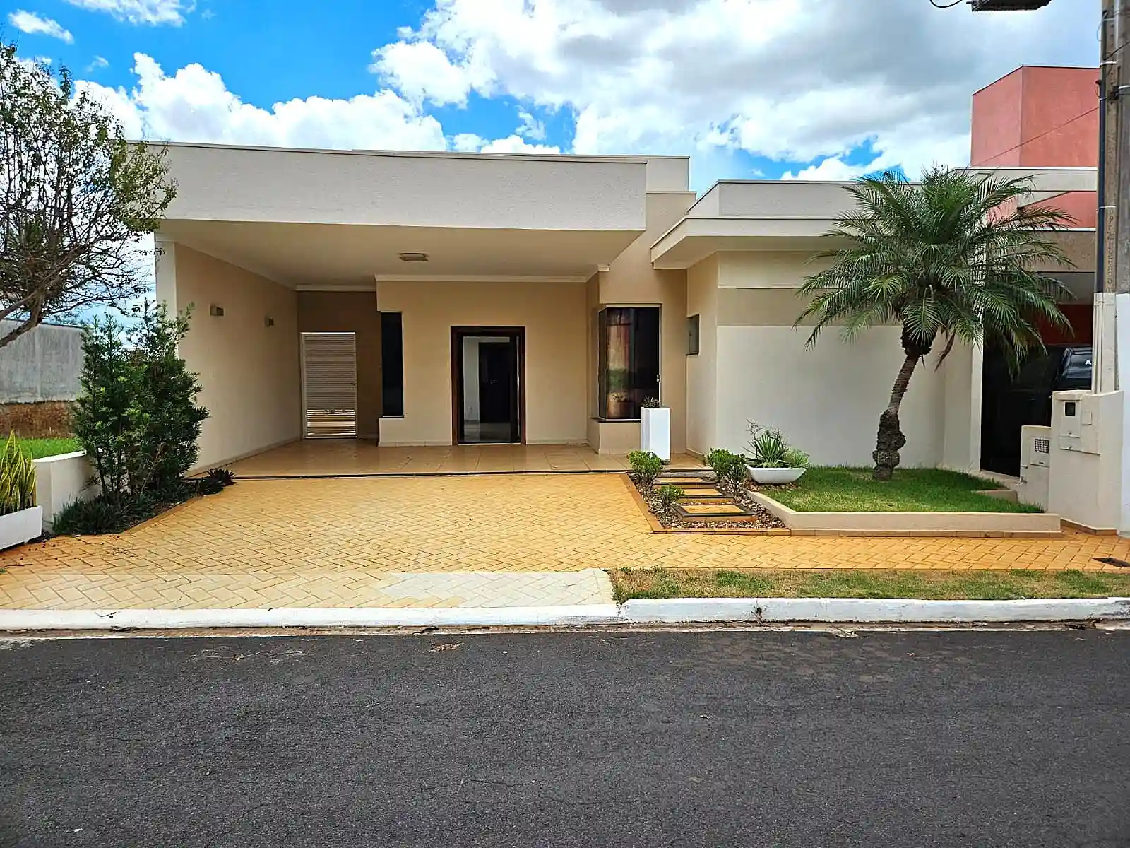 Casa de Condomínio com 3 quartos à venda, 253m² — foto 1 de 18