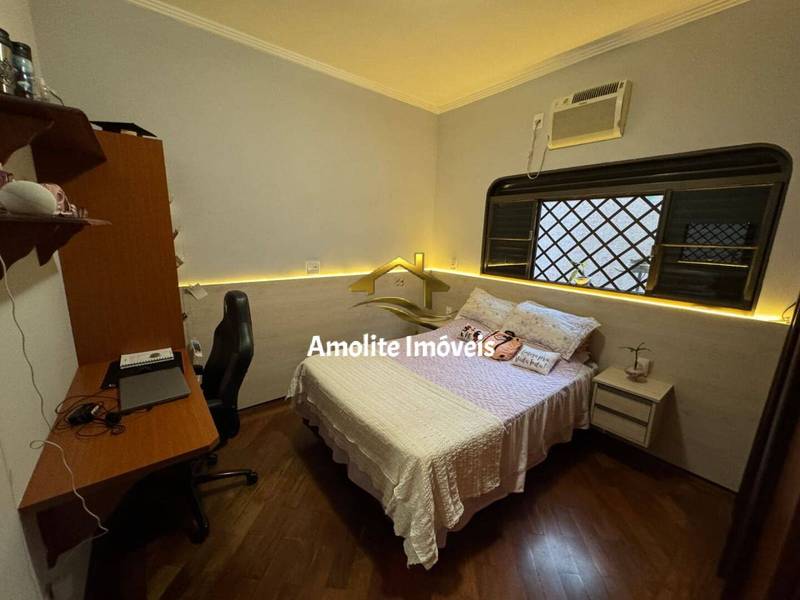 Casa com 3 quartos à venda, 270m² — foto 11 de 37