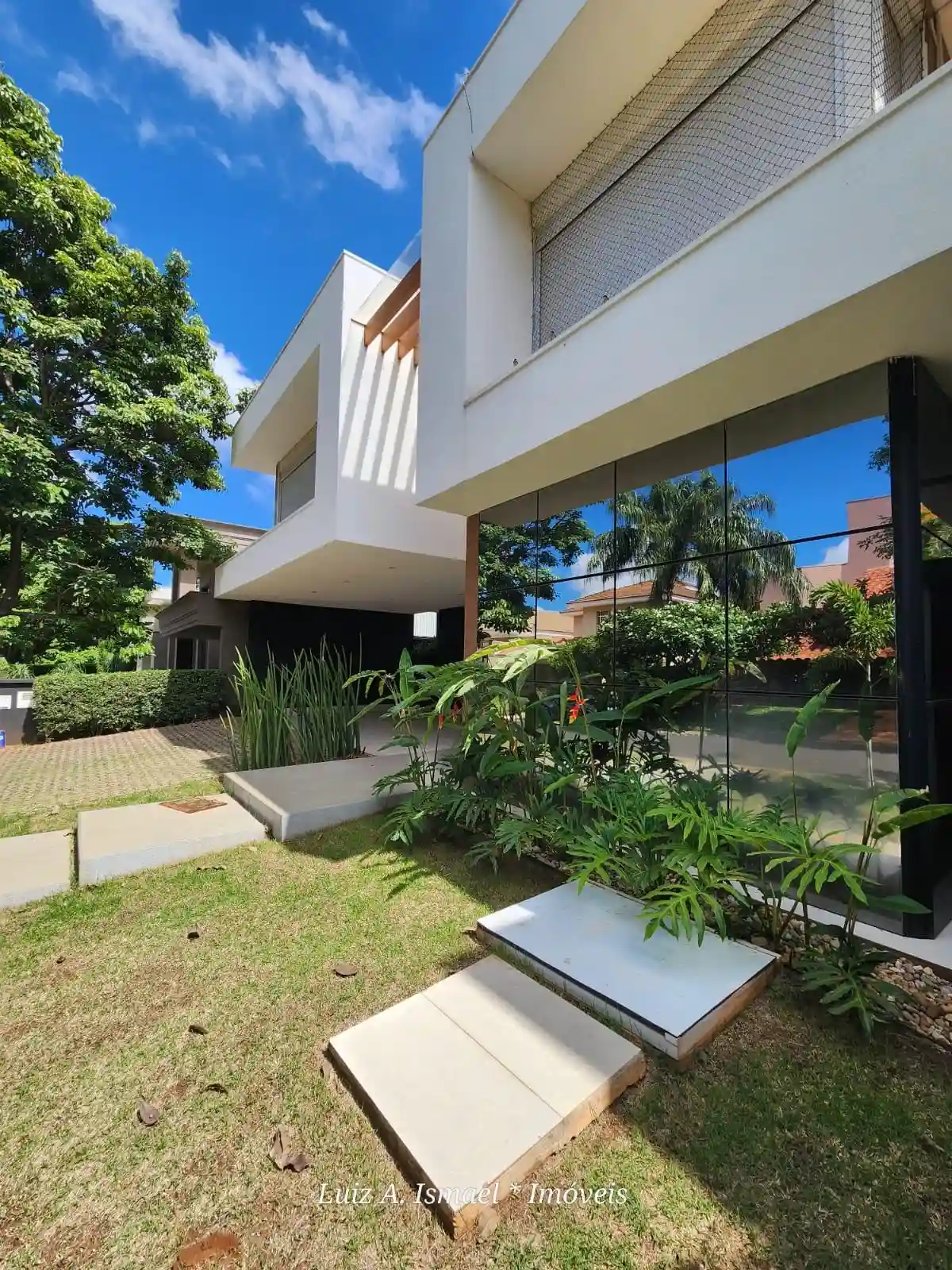 Casa de Condomínio com 4 quartos para aluguel, 500m² — foto 1 de 59