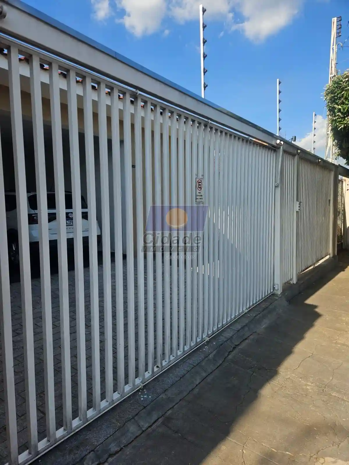 Casa com 3 quartos à venda, 204m² — foto 2 de 23