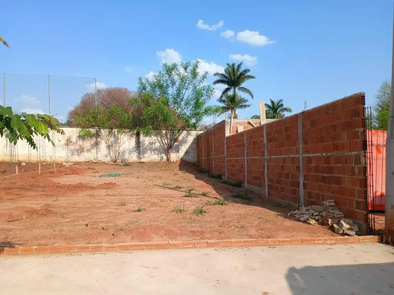 Terreno / Lote / Condomínio  à venda, 211m² — foto 1 de 4