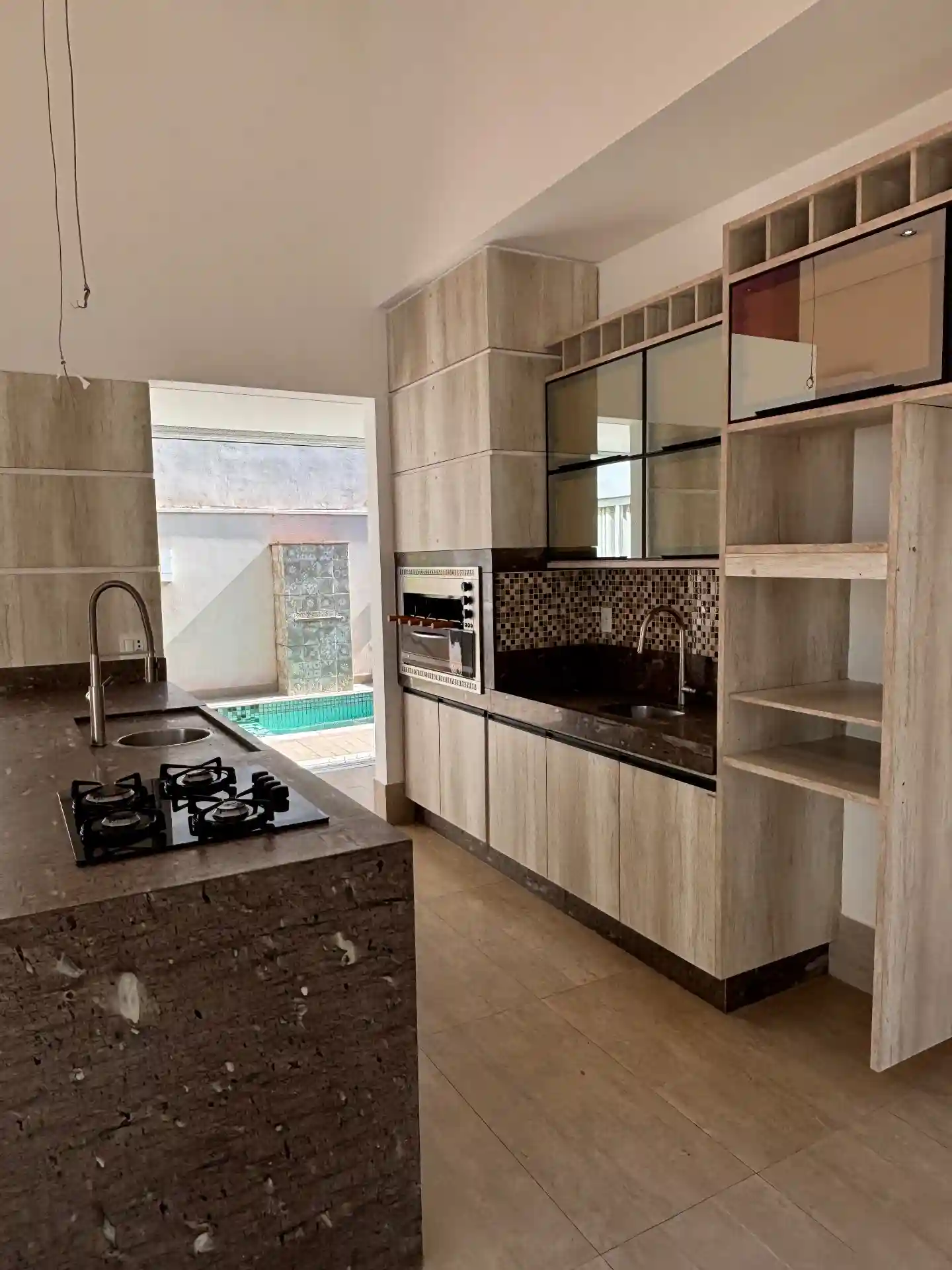 Casa de Condomínio com 3 quartos para aluguel, 230m² — foto 2 de 24