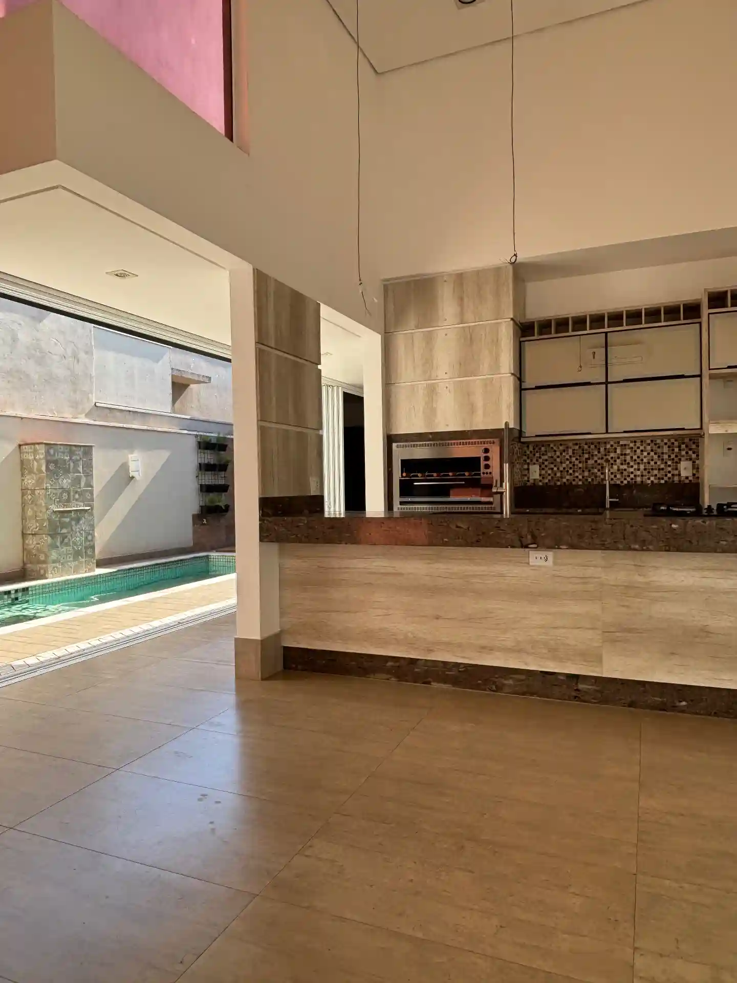 Casa de Condomínio com 3 quartos para aluguel, 230m² — foto 1 de 24