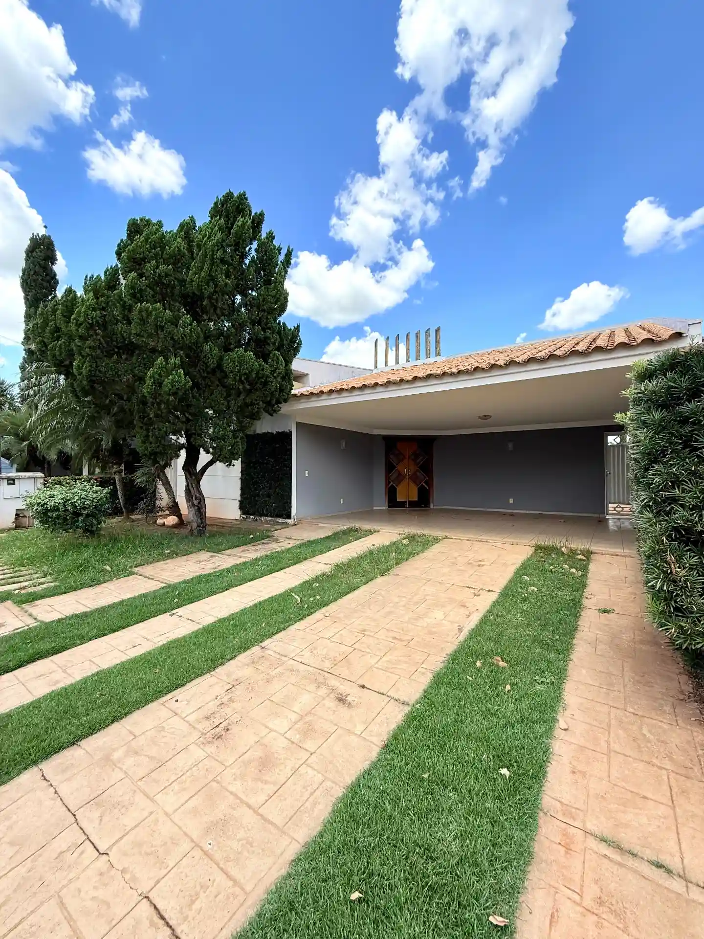 Casa de Condomínio com 4 quartos para aluguel, 405m² — foto 1 de 23