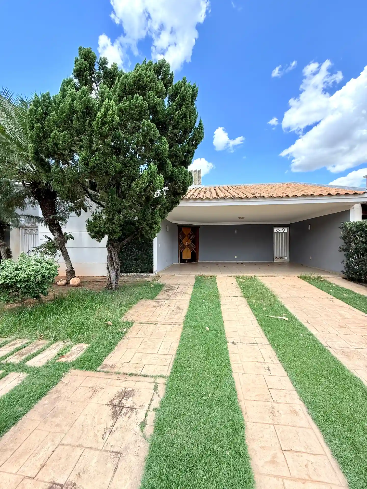 Casa de Condomínio com 4 quartos para aluguel, 405m² — foto 2 de 23