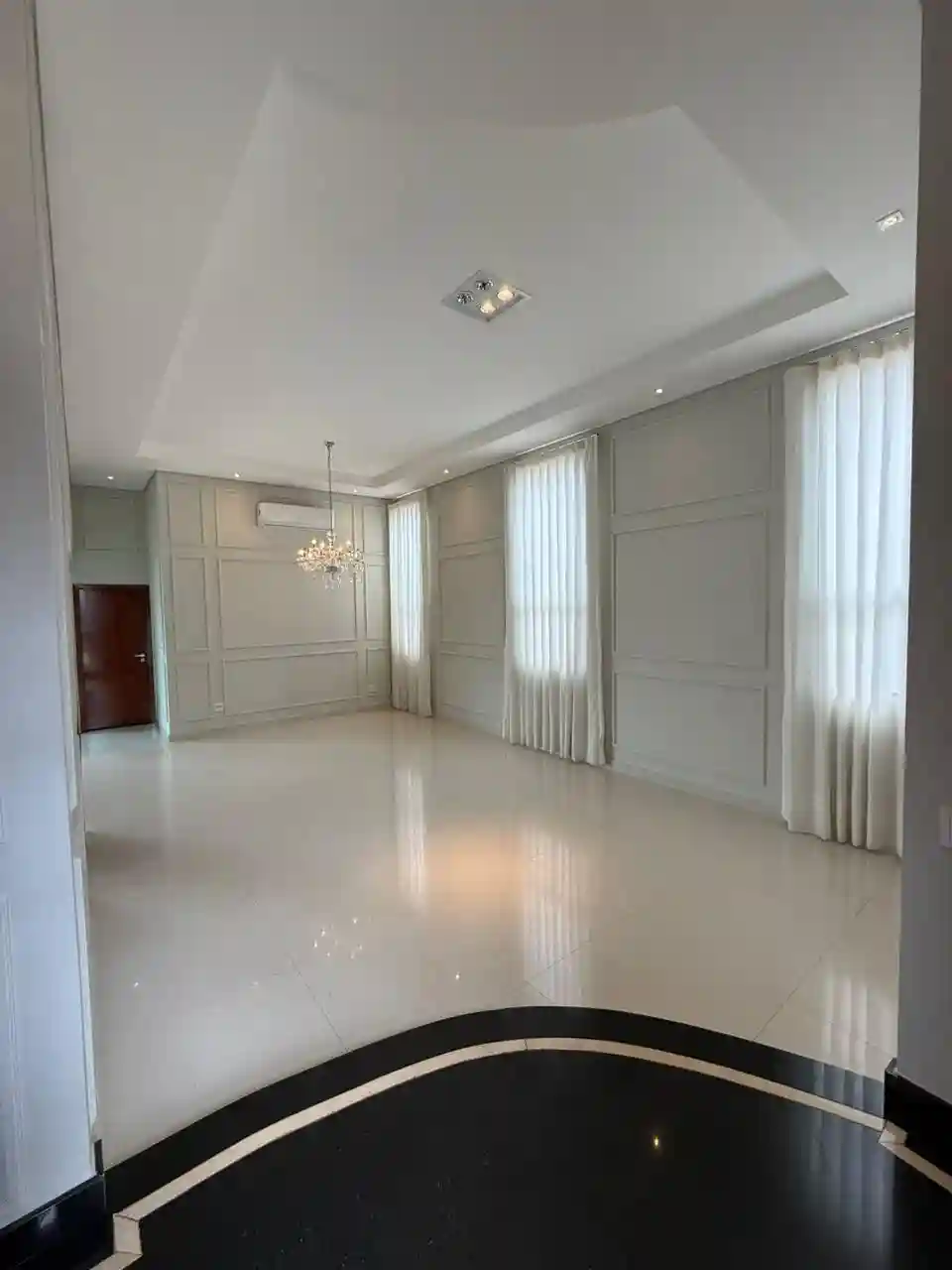 Casa de Condomínio com 4 quartos à venda, 250m² — foto 1 de 19