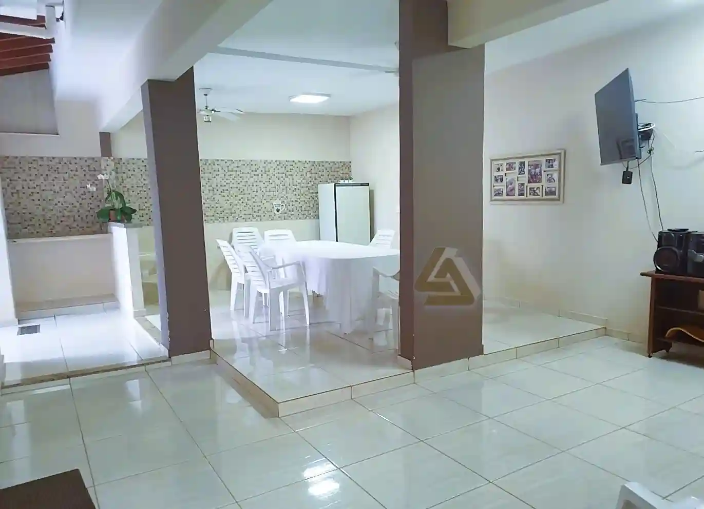Casa com 3 quartos à venda, 238m² — foto 1 de 14