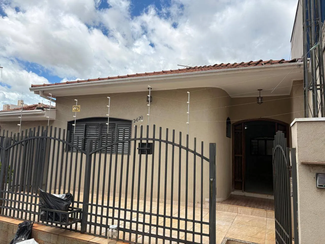 Casa com 3 quartos à venda, 220m² — foto 2 de 28