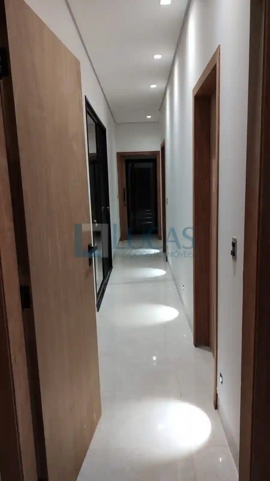 Casa de Condomínio com 3 quartos à venda, 240m² — foto 2 de 6