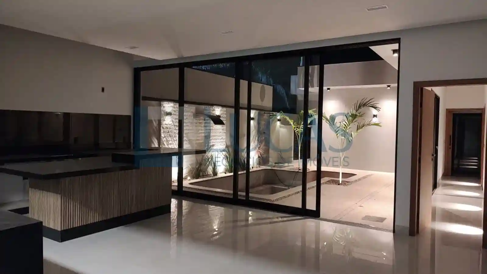 Casa de Condomínio com 3 quartos à venda, 240m² — foto 3 de 6