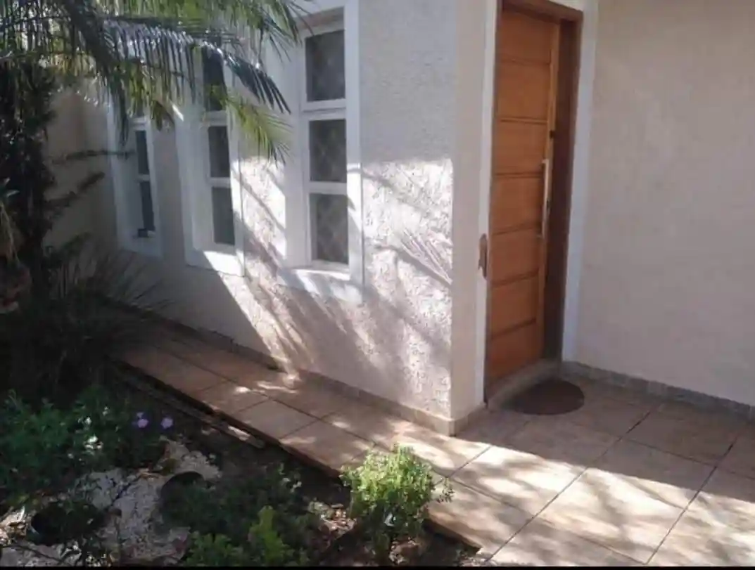 Casa com 3 quartos à venda, 242m² — foto 2 de 19