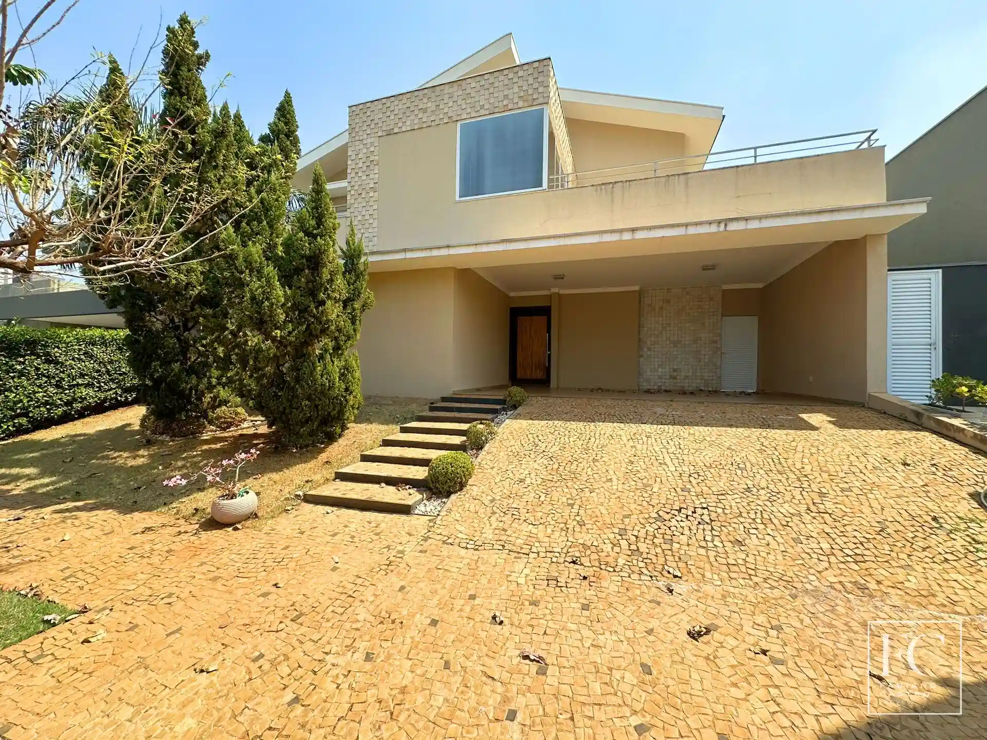 Sobrado com 4 quartos à venda, 380m² — foto 1 de 25