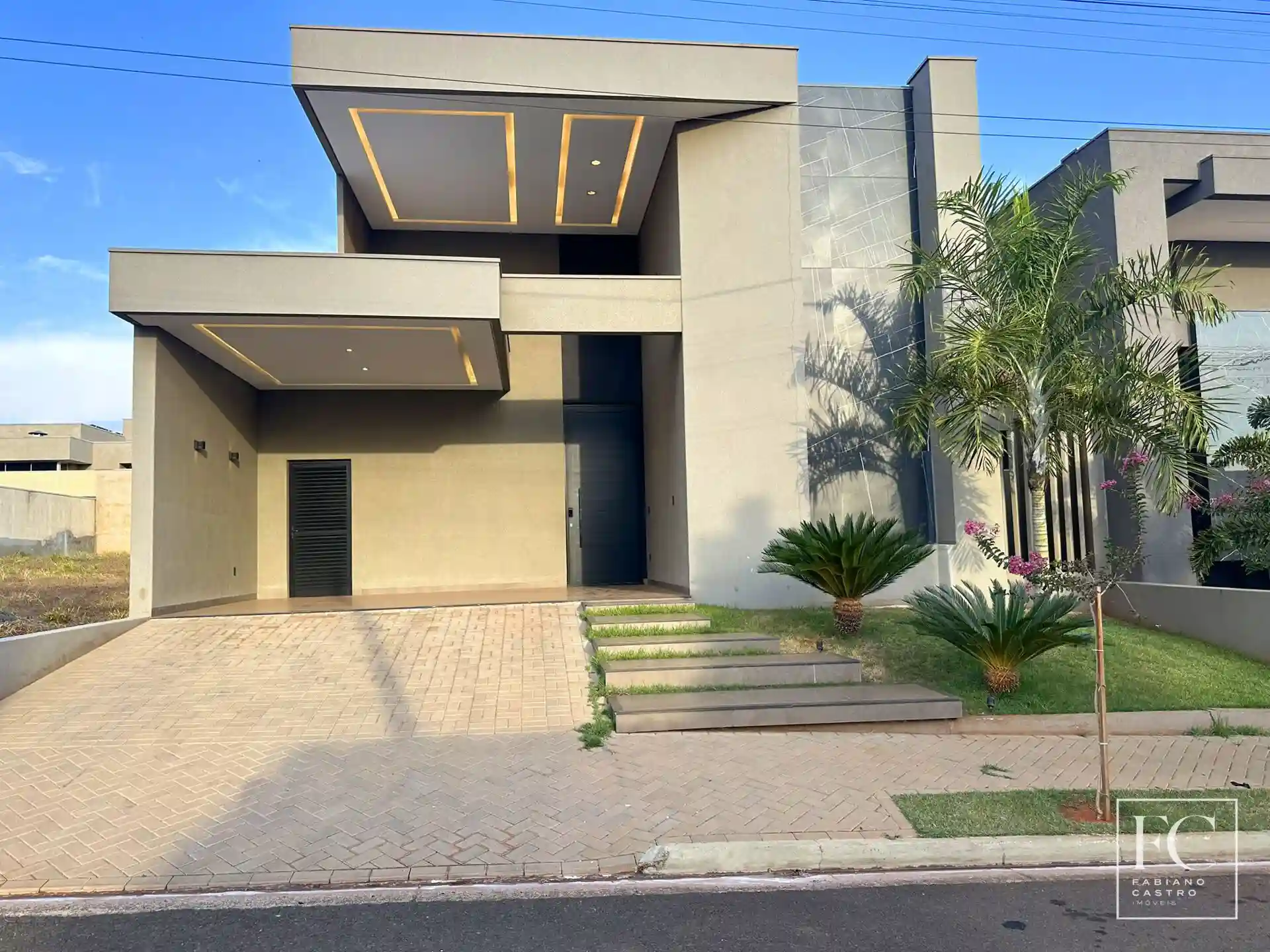 Casa de Condomínio com 3 quartos à venda, 230m² — foto 1 de 33