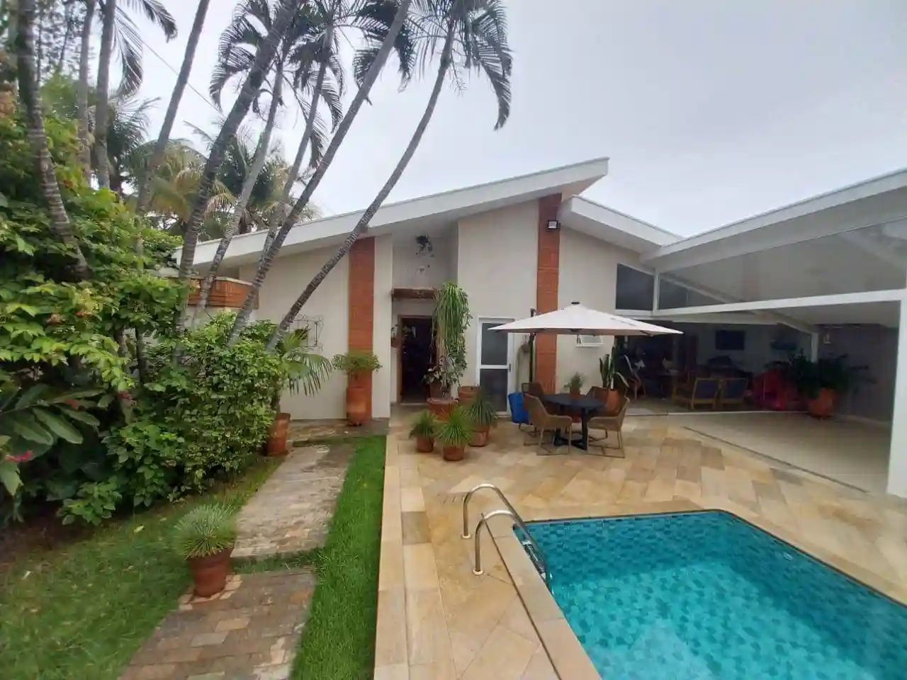 Casa com 3 quartos à venda, 250m² — foto 1 de 30