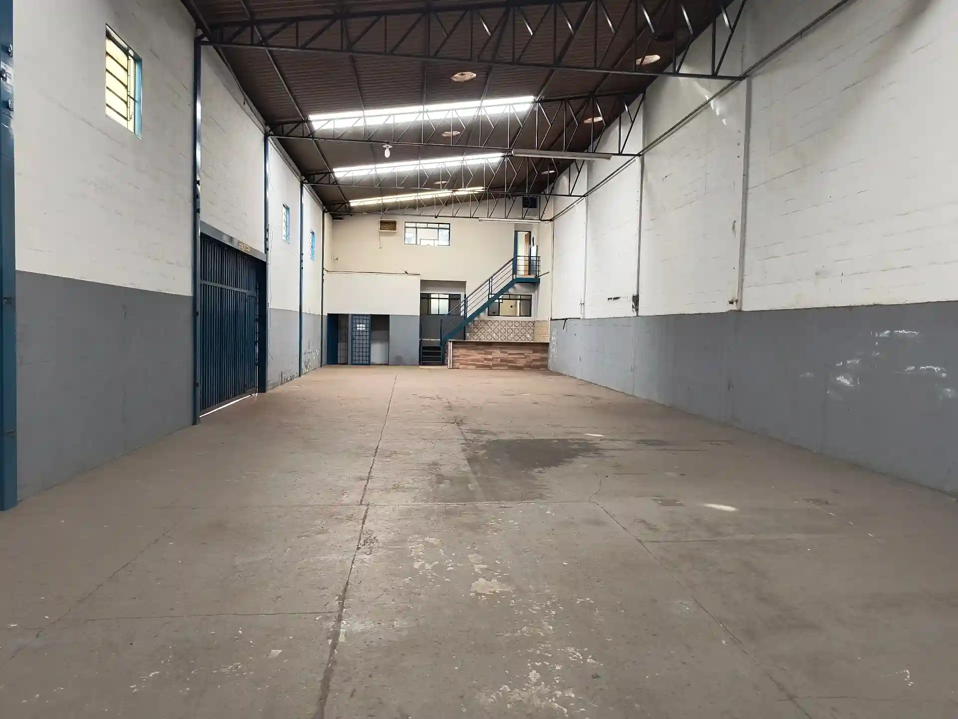 Galpão / Depósito / Armazém  à venda, 950m² — foto 3 de 13