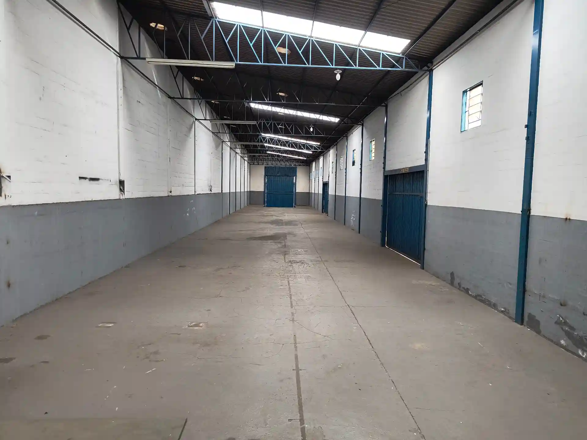 Galpão / Depósito / Armazém  à venda, 950m² — foto 1 de 13