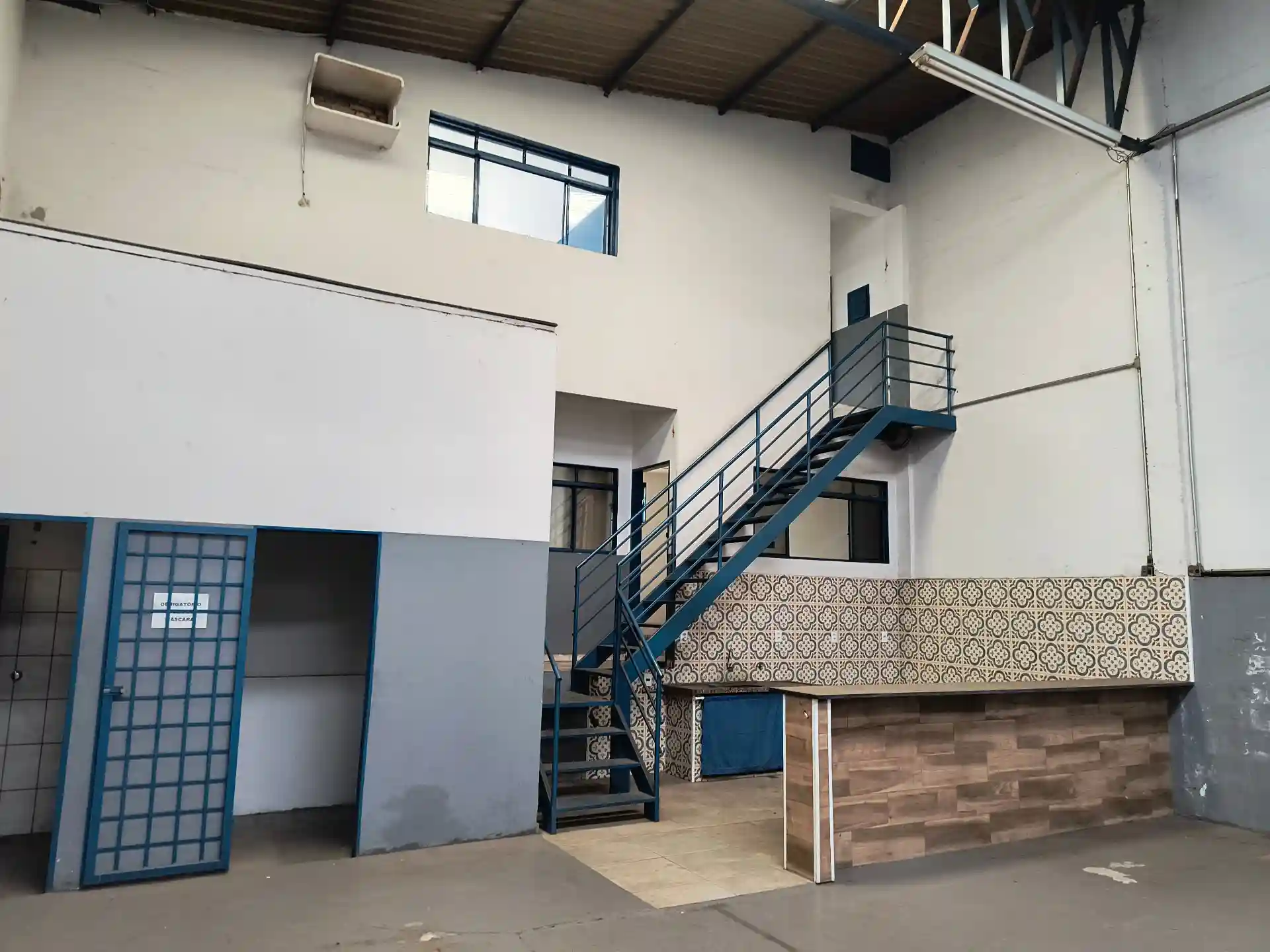 Galpão / Depósito / Armazém  à venda, 950m² — foto 2 de 13