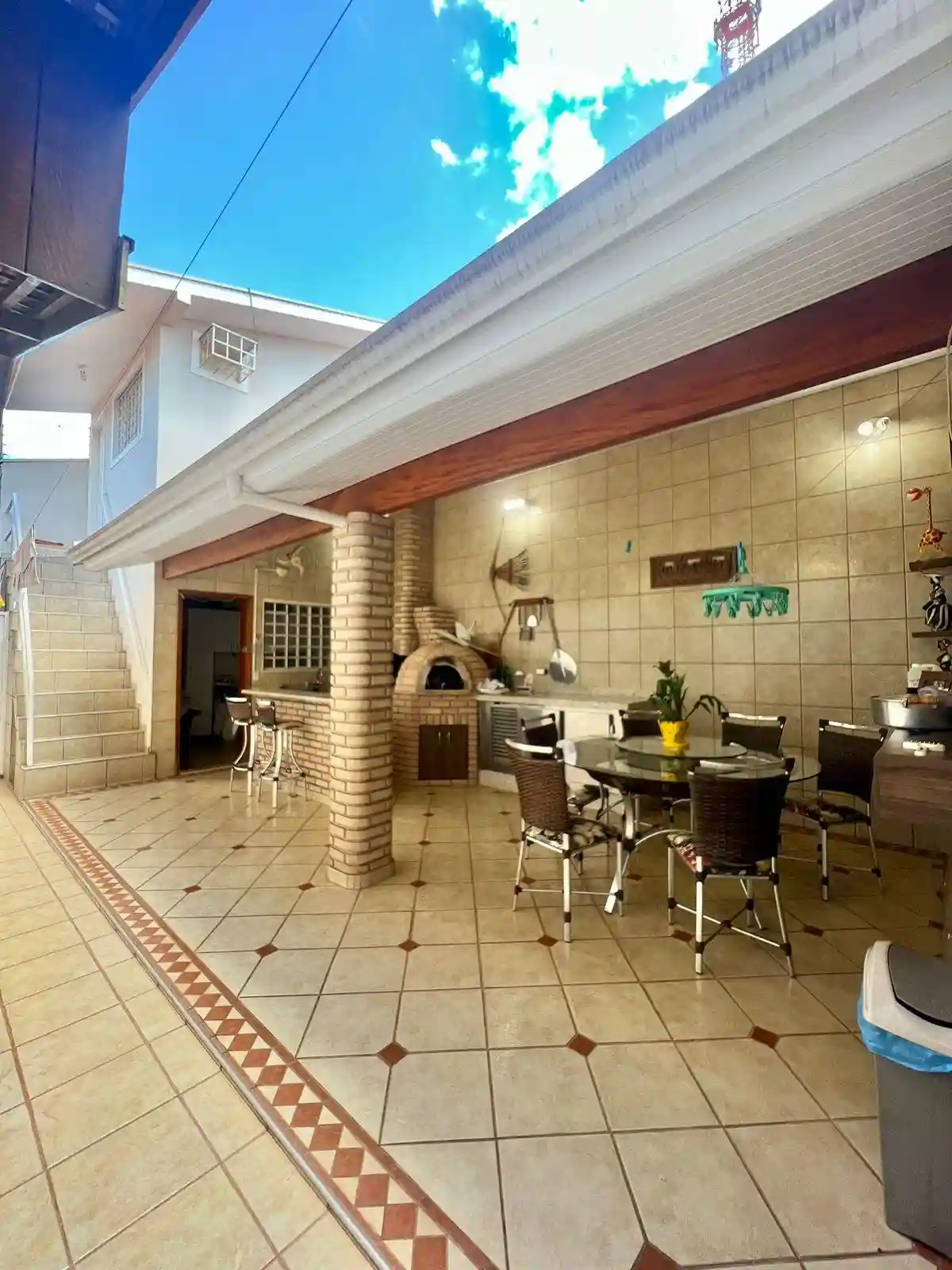 Casa com 3 quartos à venda, 190m² — foto 1 de 18