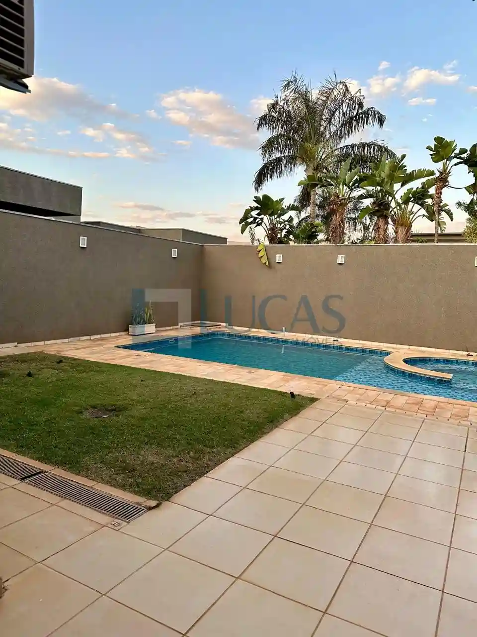 Casa de Condomínio com 3 quartos à venda, 352m² — foto 2 de 33