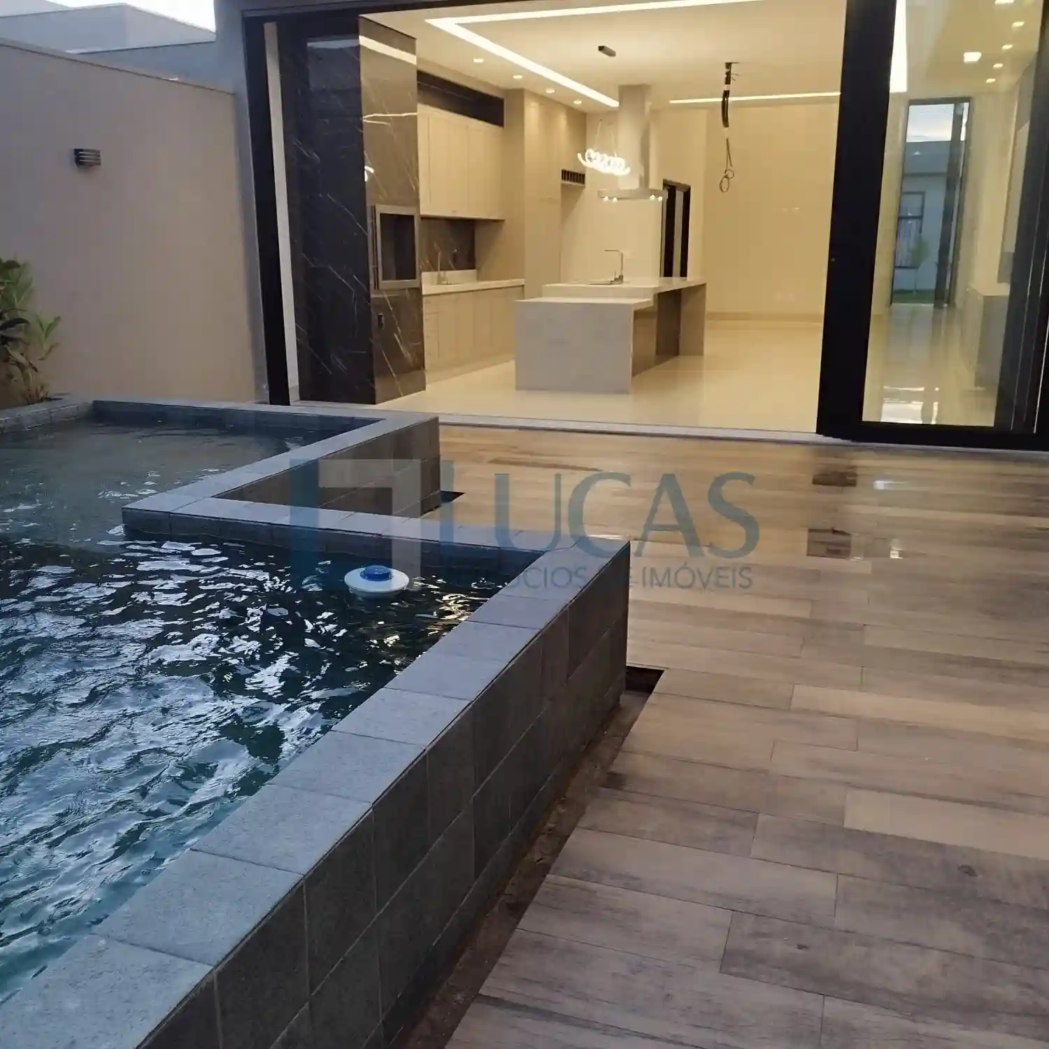 Casa de Condomínio com 3 quartos à venda, 212m² — foto 3 de 17