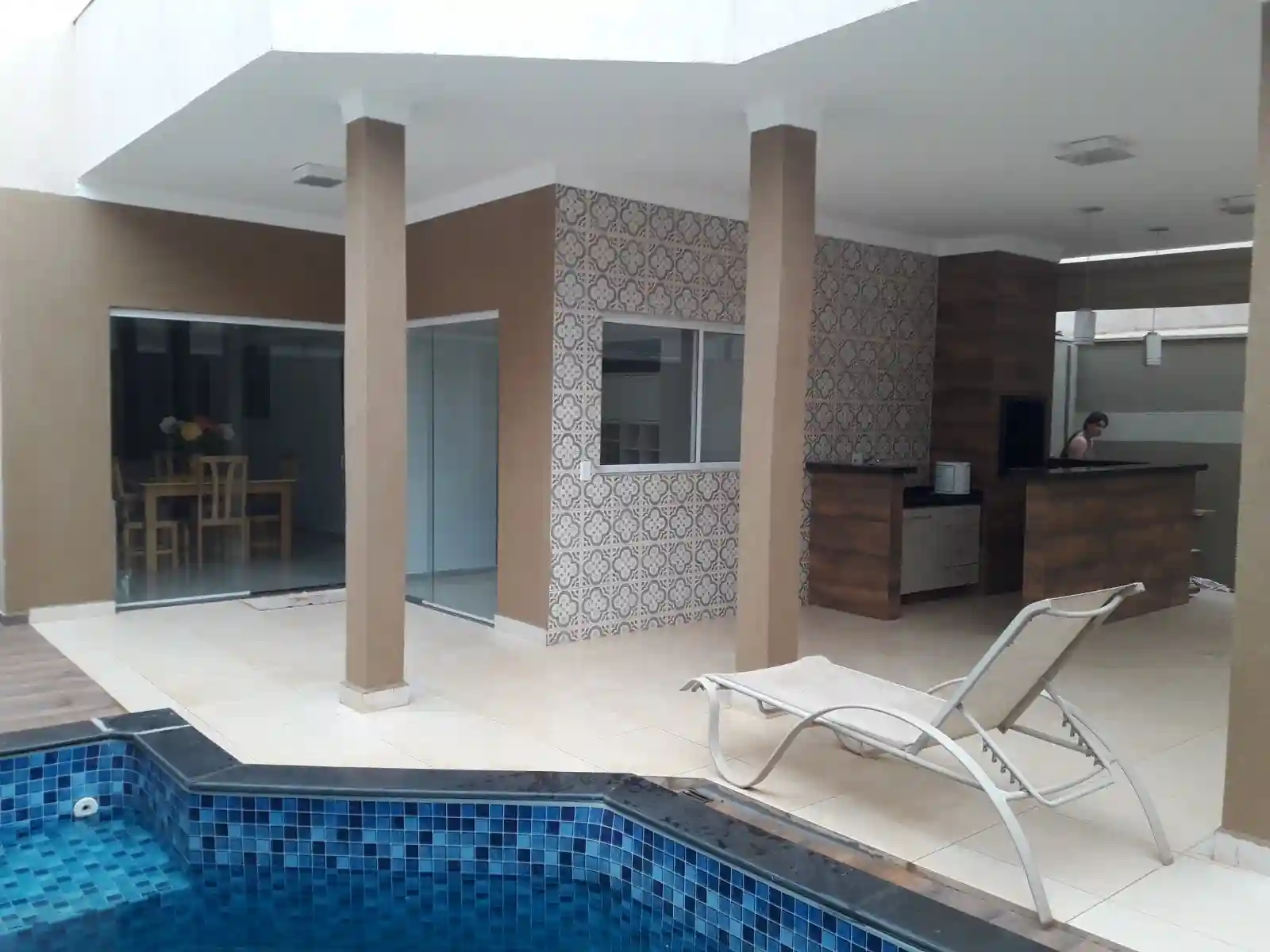 Casa de Condomínio com 3 quartos para aluguel, 180m² — foto 1 de 10