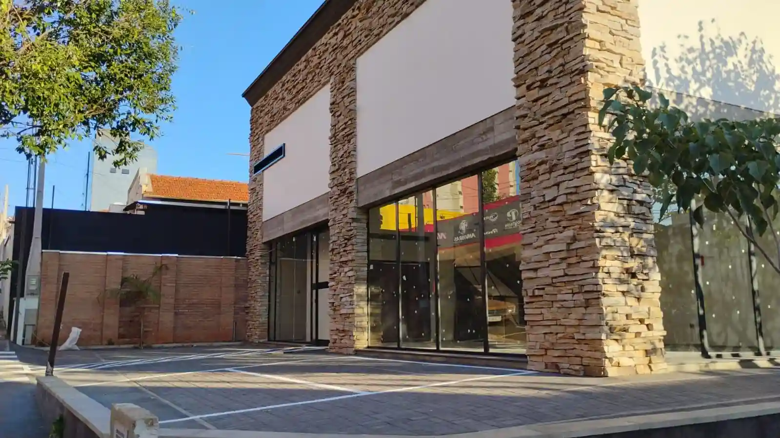 Loja / Salão / Ponto Comercial  para aluguel, 110m² — foto 1 de 8