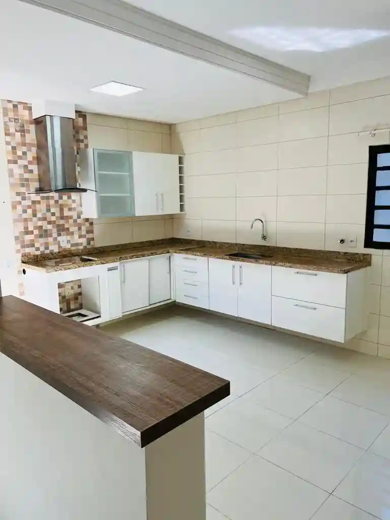Casa com 3 quartos à venda, 200m² — foto 2 de 8