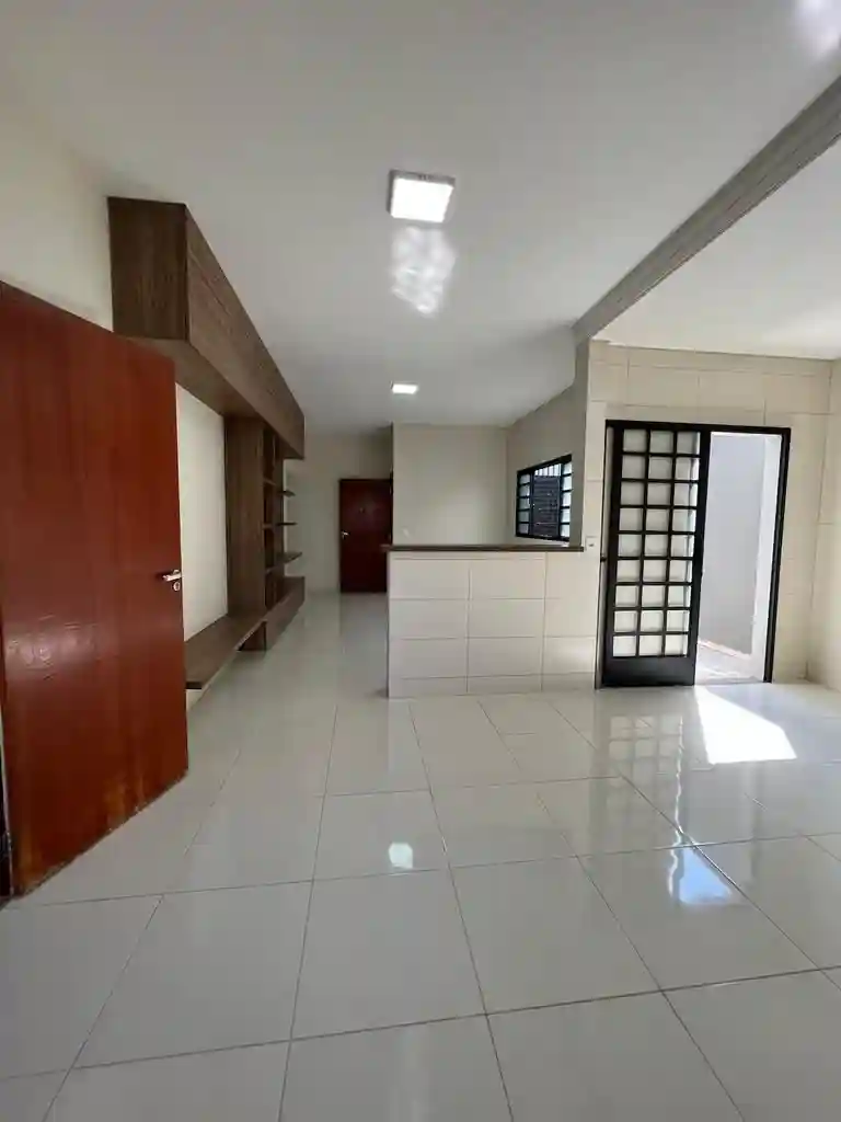 Casa com 3 quartos à venda, 200m² — foto 1 de 8