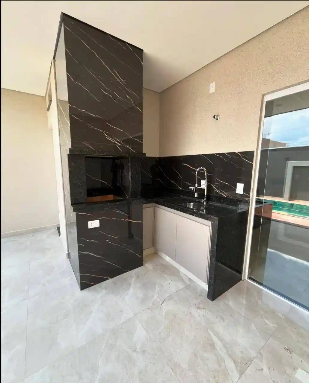 Casa com 3 quartos à venda, 220m² — foto 2 de 12
