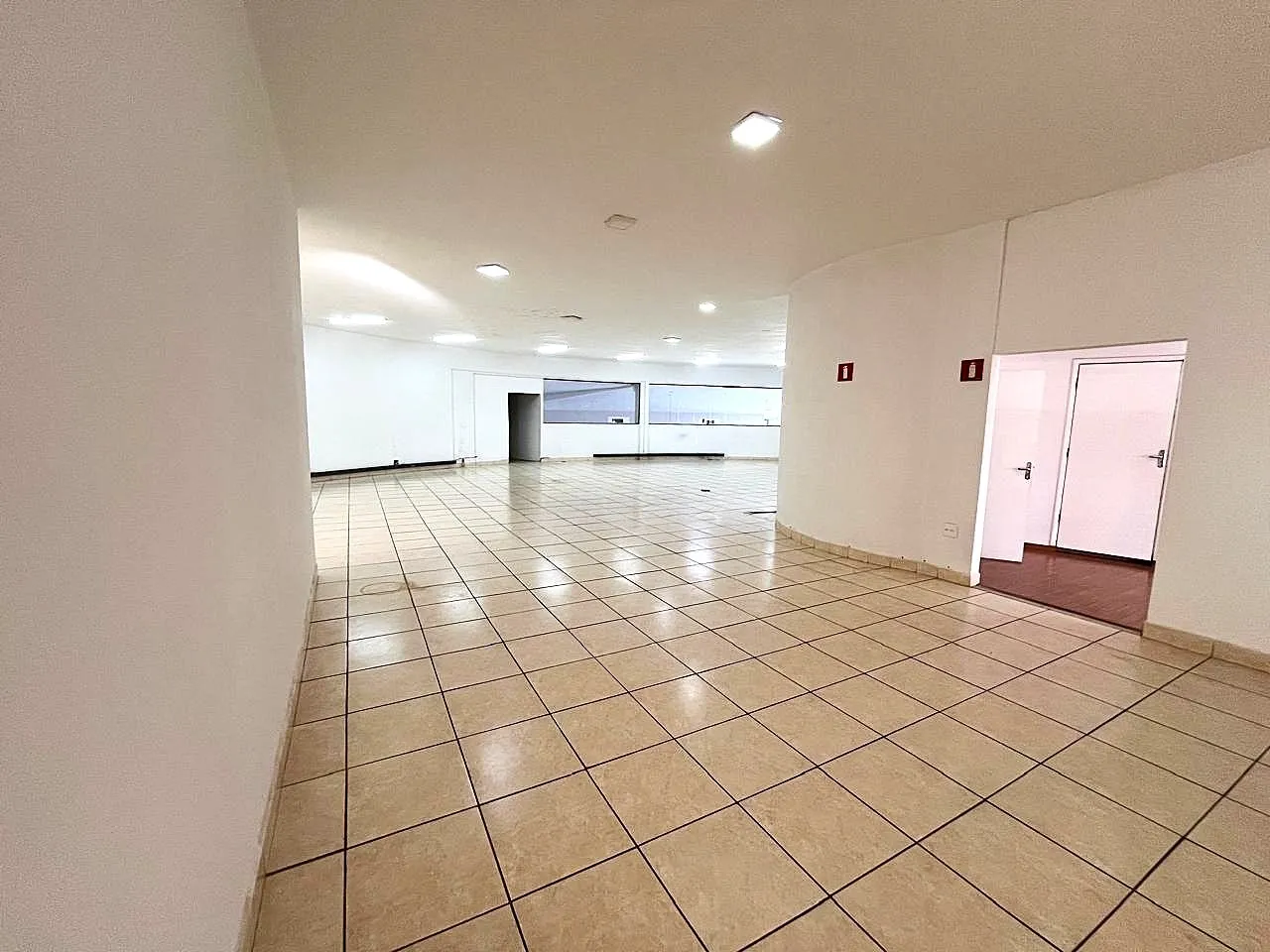 Loja / Salão / Ponto Comercial para aluguel, 2100m² — foto 17 de 23