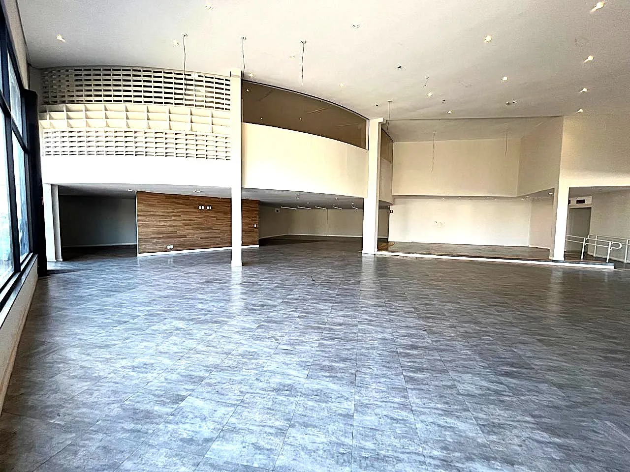 Loja / Salão / Ponto Comercial para aluguel, 2100m² — foto 4 de 23