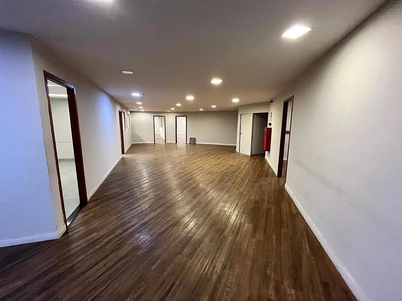 Loja / Salão / Ponto Comercial para aluguel, 2100m² — foto 11 de 23