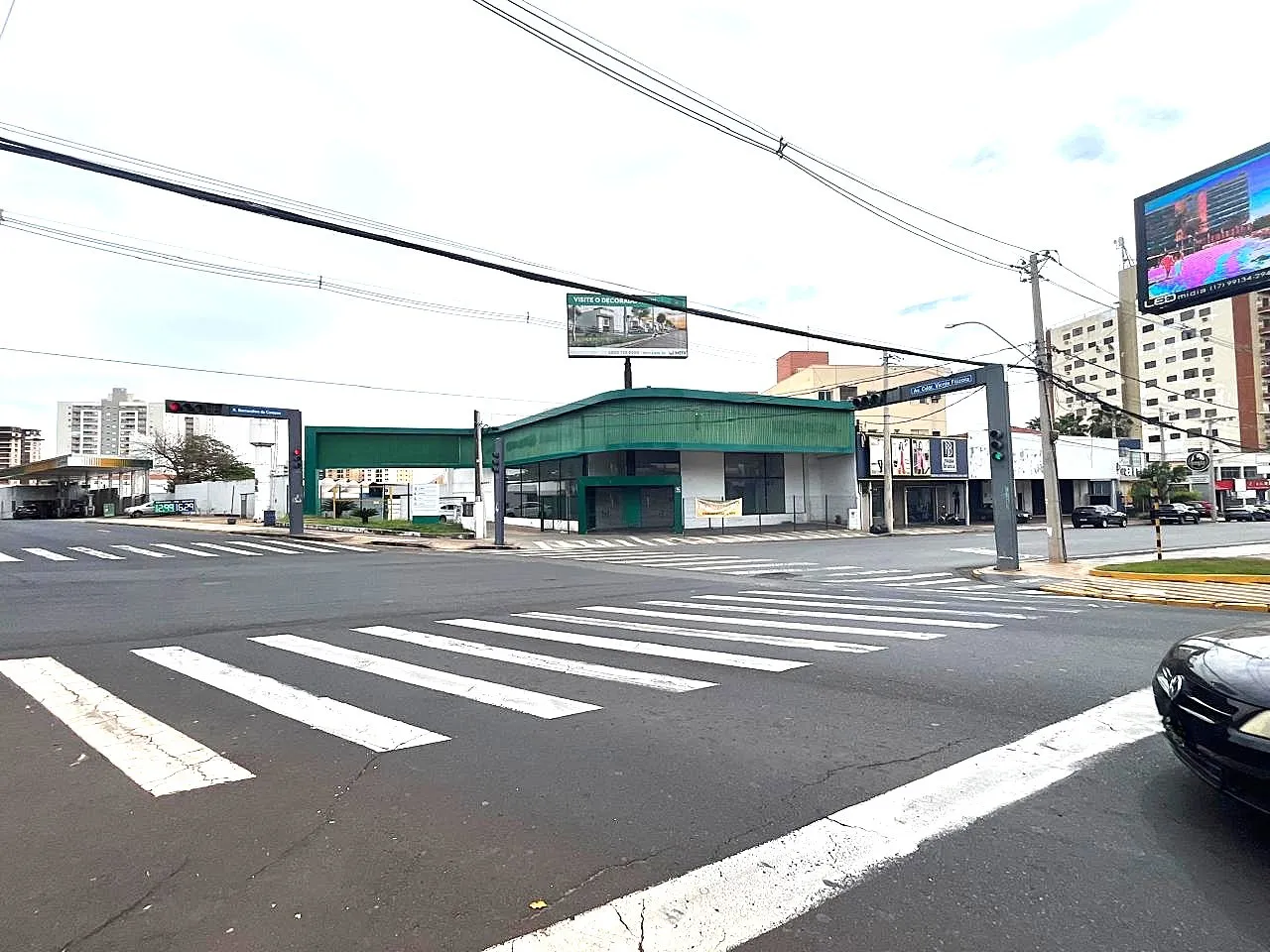 Loja / Salão / Ponto Comercial para aluguel, 2100m² — foto 1 de 23